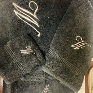 “W” initial towel set. 2 towels, 2 hand towels, 2 rags.